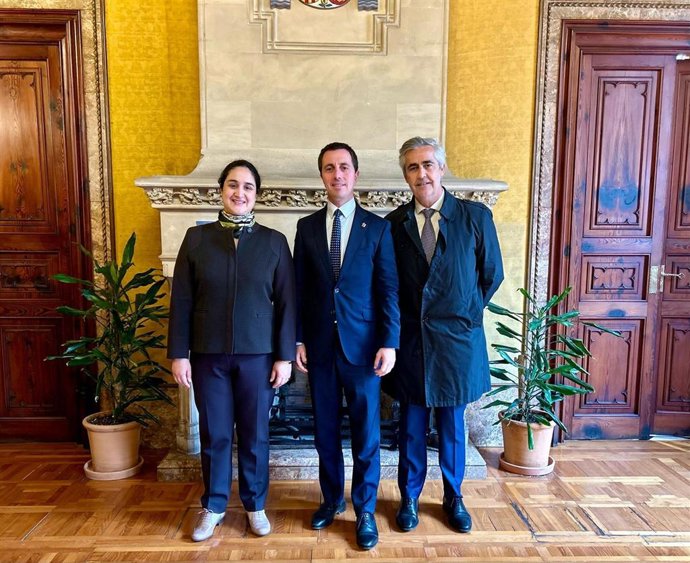 El presidente del Consell de Mallorca, Llorenç Galmés, con Llorenç Galmés, la nueva cónsul general de Francia en Barcelona, responsable de Cataluña, Aragón y Baleares, Azar Agah-Ducrocq.