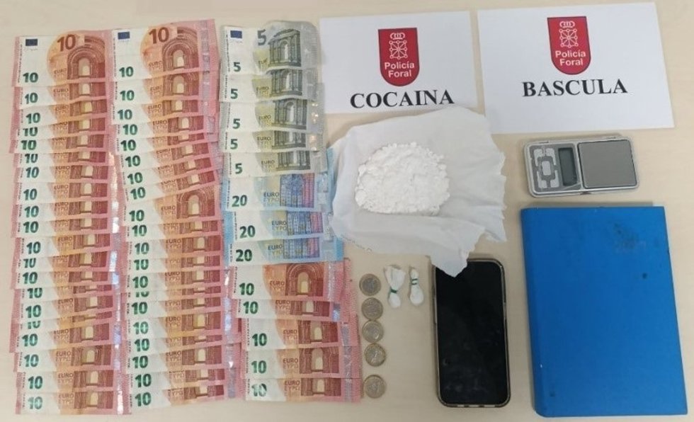 Droga, dinero y efectos intervenidos a la detenida.