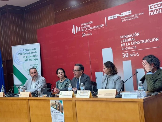 El delegado territorial de Desarrollo Educativo y Formación Profesional, Miguel Briones en una mesa sectorial.