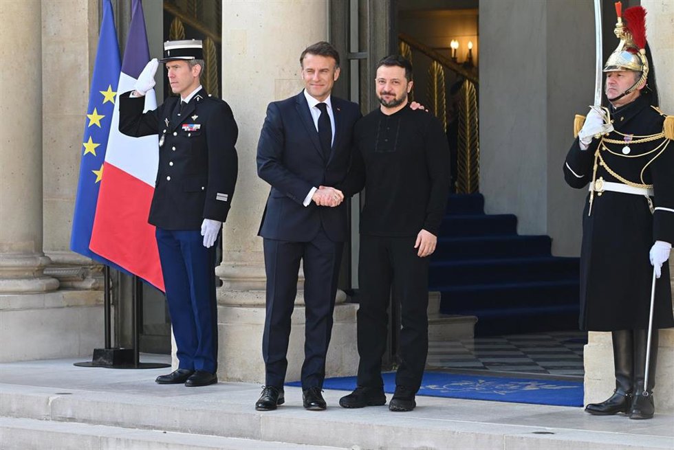 El presidente de Francia, Emmanuel Macron, recibe en el Elíseo a su homólogo de Ucrania, Volodimir Zelenski