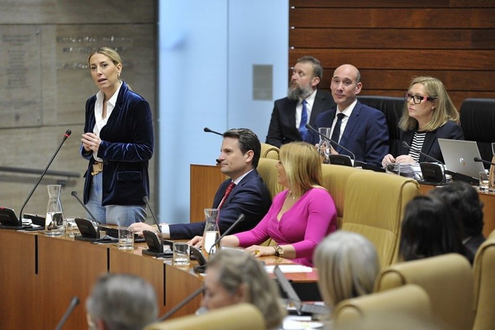 La presidenta de la Junta de Extremadura, María Guardiola, en el pleno de la Asamblea