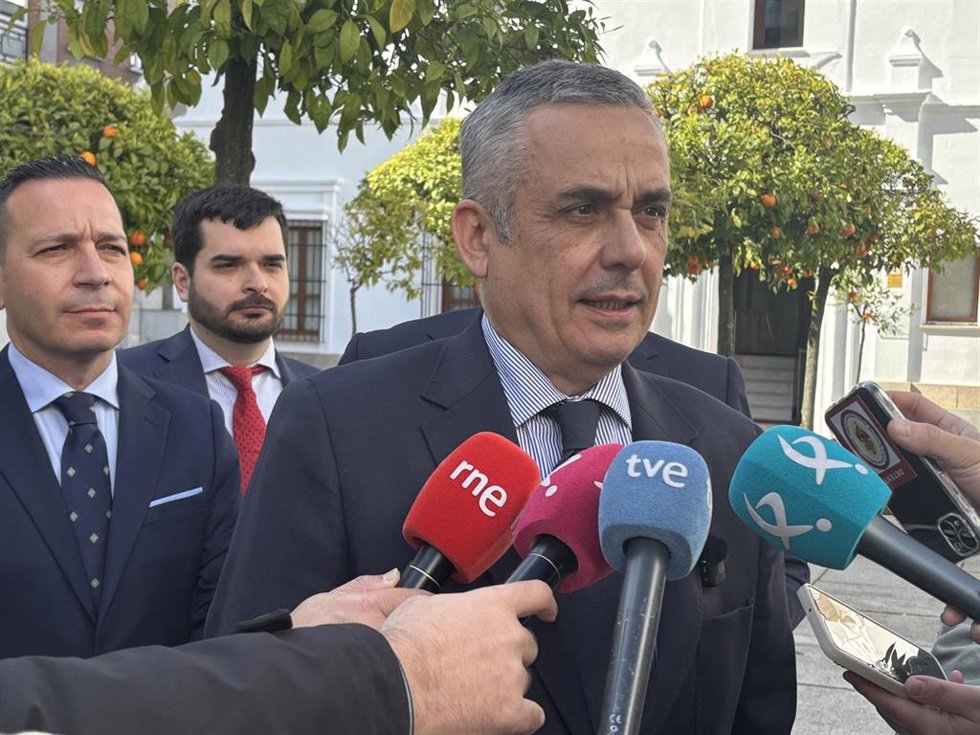 El presidente del Grupo Parlamentario Vox en la Asambela de Extremadura, Ángel Pelayo Gordillo, atiende a los medios de comunicación