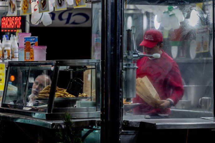 Archivo - Una persona trabajando en una churrería, a 3 de diciembre de 2024, en Madrid (España).