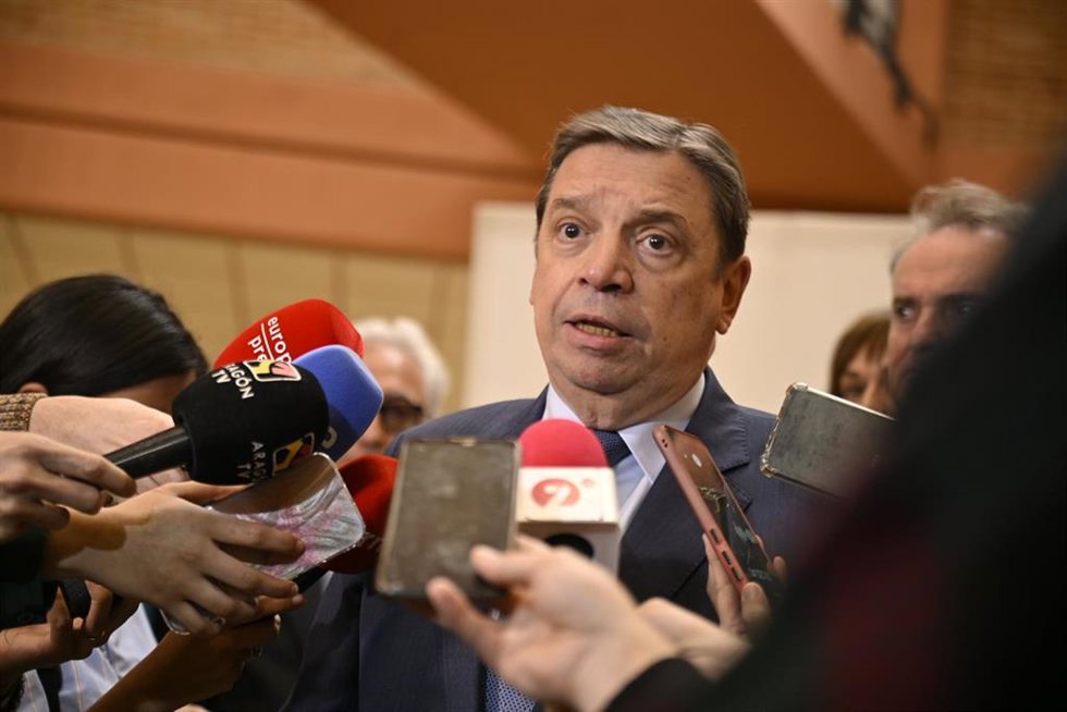 El ministro de Agricultura, Pesca y Alimentación, Luis Planas, atiende a los medios en una foto de archivo.