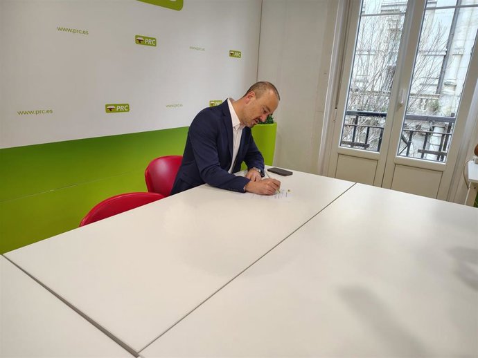 López Estrada registra su candidatura para suceder a Revilla