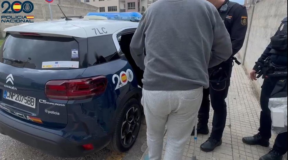 Momento de la detención del acusado por intentar de quemar un vivienda en Manacor con una familia dentro.