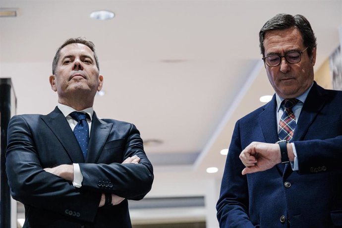 El presidente de Cepyme, Gerardo Cuerva (i), y el presidente de la CEOE, Antonio Garamendi (d), durante la asamblea general de la Confederación Nacional de la Construcción (CNC).