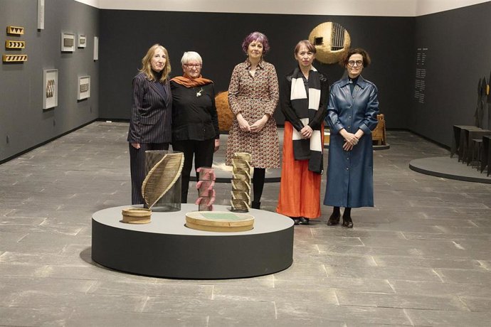 La consejera Esnaola y la artista Mertxe Sueskun, en la presentación de la exposición, junto con Susana Irigraray, Txaro Fontalba y Mercedes Jover.
