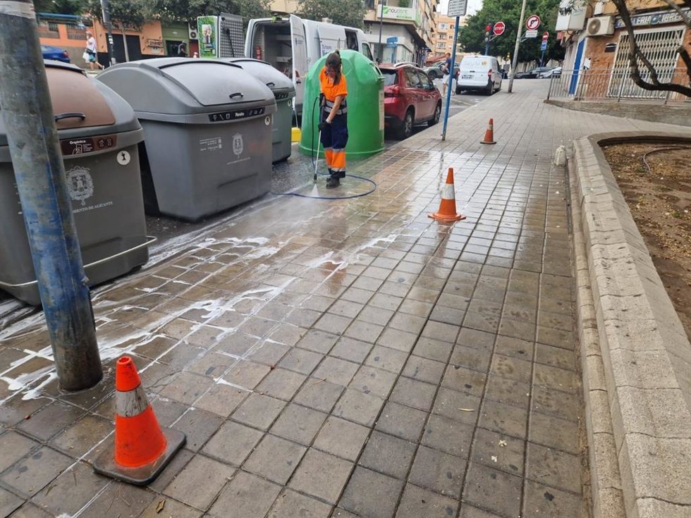 Trabajos de limpieza del personal de Netial, empresa contratista del servicio de limpieza viaria y recogida de residuos de la ciudad de Alicante, en una imagen de archivo.