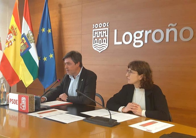 El portavoz del Grupo Municipal Socialista en el Ayuntamiento de Logroño, Luis Alonso, y la concejala Socialista Carmen Urquía han presentado esta mañana los datos del estudio de evolución de la población en el Casco Antiguo
