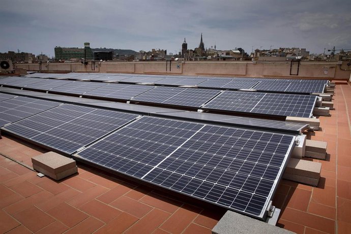 Archivo - Imagen de placas solares de Barcelona Energia