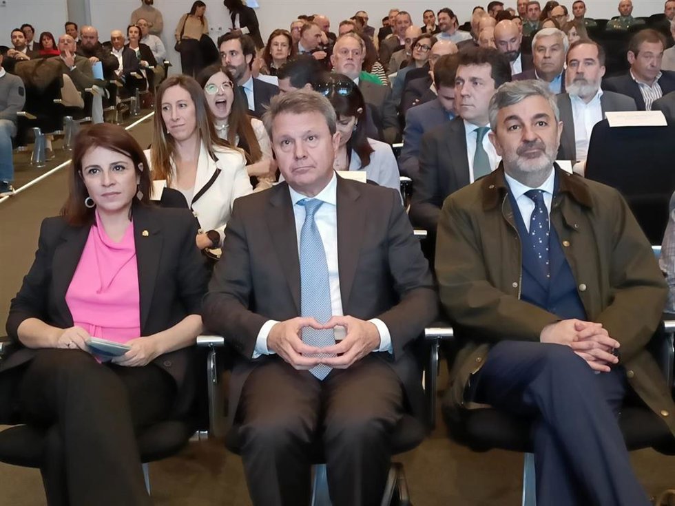 Secretario de Estado de Transportes y Movilidad Sostenible, José Antonio Santano --en el centro--, en la jornada 'Avance logístico del Corredor Atlántico en Asturias', que se celebra en el puerto gijonés de El Musel.
