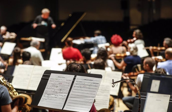 Archivo - La Orquesta de València durante un ensayo (archivo)