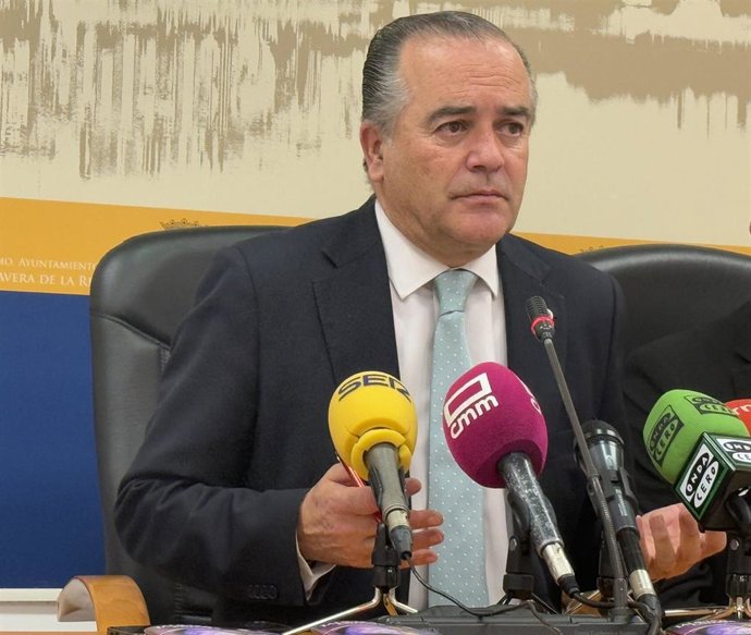 El alcalde de Talavera de la Reina, José Julián Gregorio, en rueda de prensa.