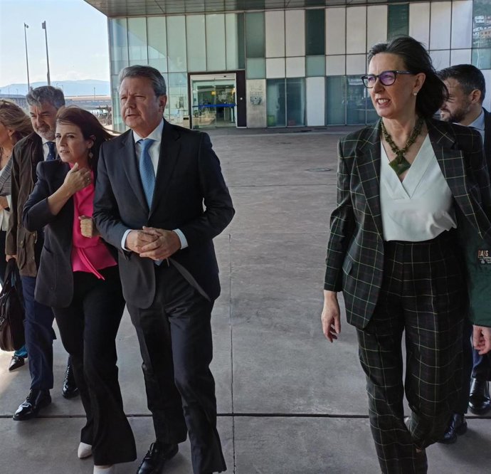 El secretario de Estado de Transportes y Movilidad Sostenible, José Antonio Santano, antes de participar en la jornada 'Avance logístico del Corredor Atlántico en Asturias', en Gijón, en el puerto gijonés de El Musel.