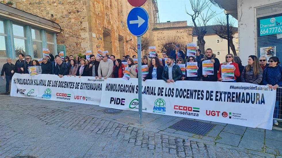 Concentración de sindicatos frente a la Asamblea de Extremadura