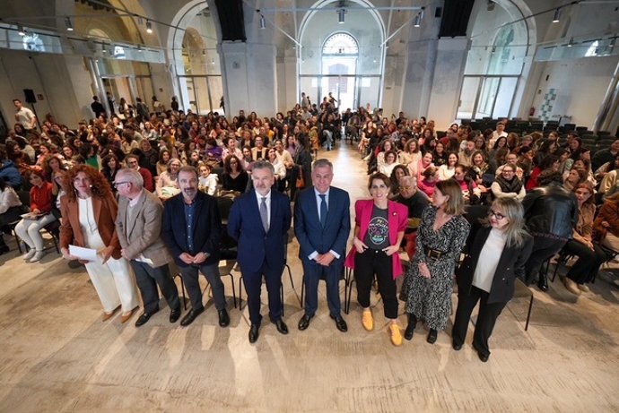 Imagen de la charla 'Familias Conscientes del Buen Uso del Móvil' en la Real Fábrica de Artillería de Sevilla.
