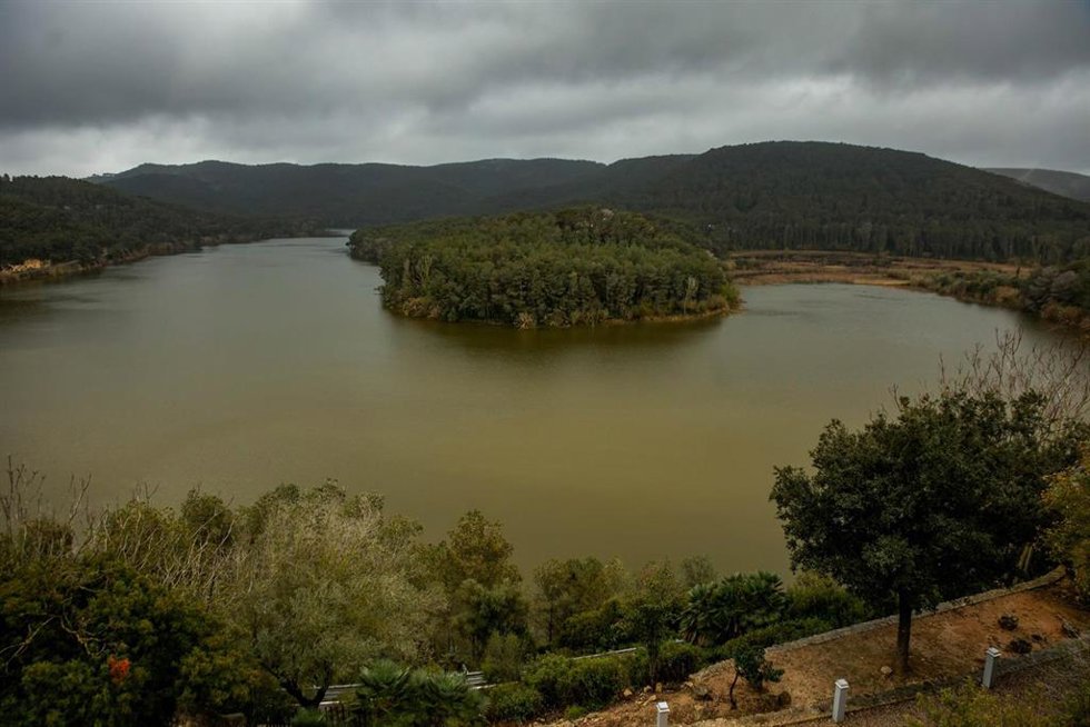 Vista del embalse de Foix al 100% de su capacidad, en Castellet y Gornal, Barcelona, Catalunya (España)