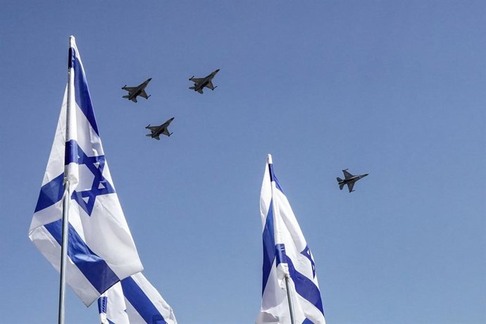 Archivo - Arquivo - Aviões de combate de Israel ao lado da bandeira israelense