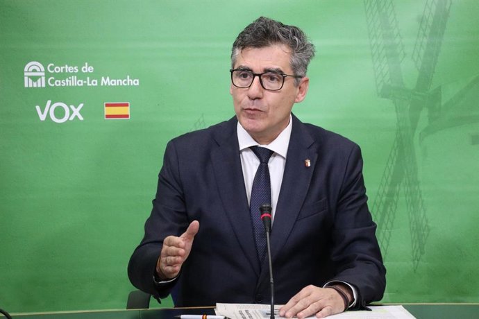 El diputado regional de Vox Francisco Cobo en rueda de prensa.