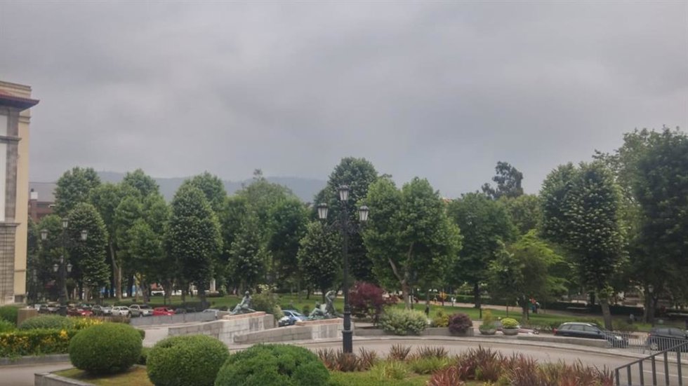 Archivo - Nubes sobre Oviedo en verano
