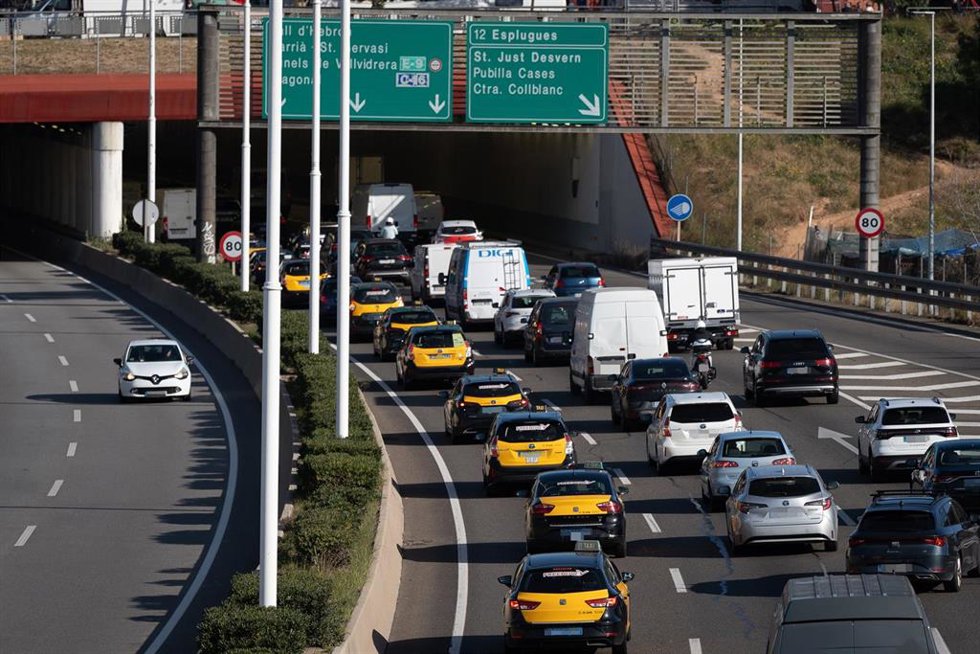 Archivo - Un grupo de taxis a la altura de Esplugues de Llobregat durante una marcha lenta de taxistas por las rondas de Barcelona, a 29 de enero de 2025, en Barcelona, Cataluña (España).