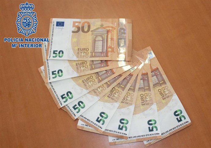 Archivo - Billetes de 50 euros intervenidos por la Policía Nacional.