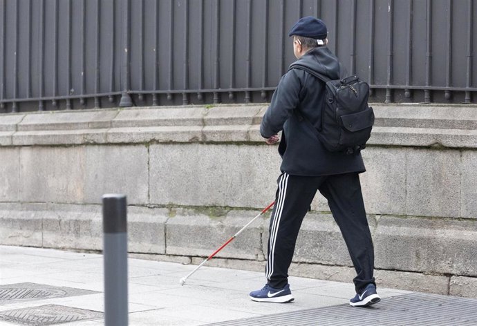 Archivo - Una persona con discapacidad visual camina, a 28 de enero de 2025, en Madrid (España). 