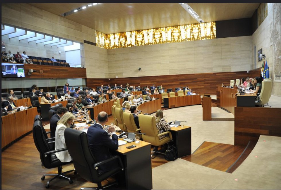 Archivo - Pleno en la Asamblea de Extremadura en una imagen de archivo