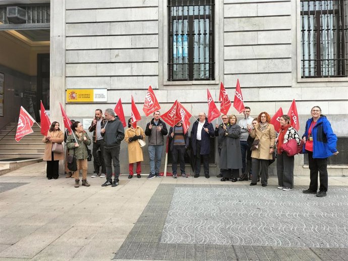 Concentración de trabajadores de la Oficina de Extranjería de Santander para pedir mejoras laborales