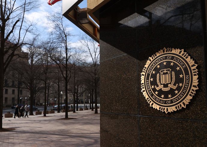 Archivo - 20 de fevereiro de 2025, Washington Dc, Virgínia, EUA: Pedestres caminham ao lado da sede do FBI em Washington, DC, em 20 de fevereiro de 2025. O Senado dos Estados Unidos votou na quinta-feira pela confirmação de Kash Patel como diretor do FBI,