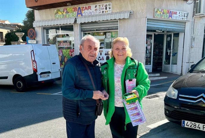 La vendedora Carmen Santiago con uno de los premiados