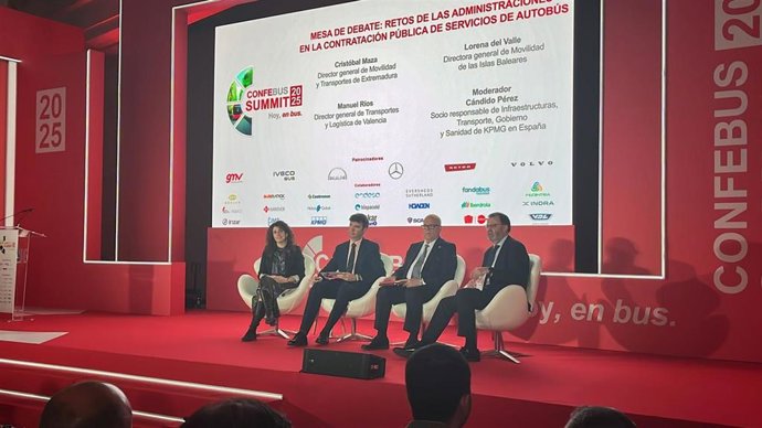 La directora general de Movilidad, Lorena del Valle, en el encuentro anual de Confebus.