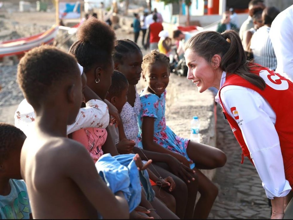 Doña Letizia ha mostrado su lado más cariñoso y cercano durante su viaje de Cooperación a Cabo Verde