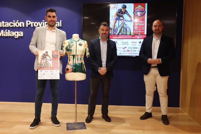 El vicepresidente y diputado provincial de Deportes, Juan Rosas, junto al concejal de Deportes de Cártama, Juan Antonio Vargas, y el director del equipo y presidente del Club Ciclista Al-Andalus, José Miguel Peña