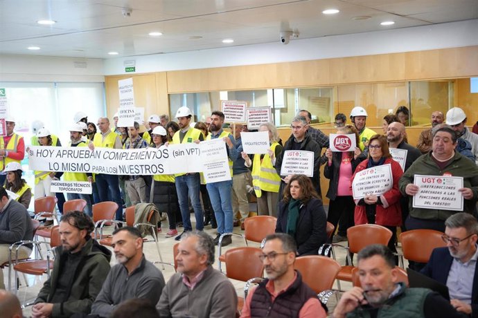 Los arquitectos e ingenieros de la Diputación protestan de nuevo en el pleno