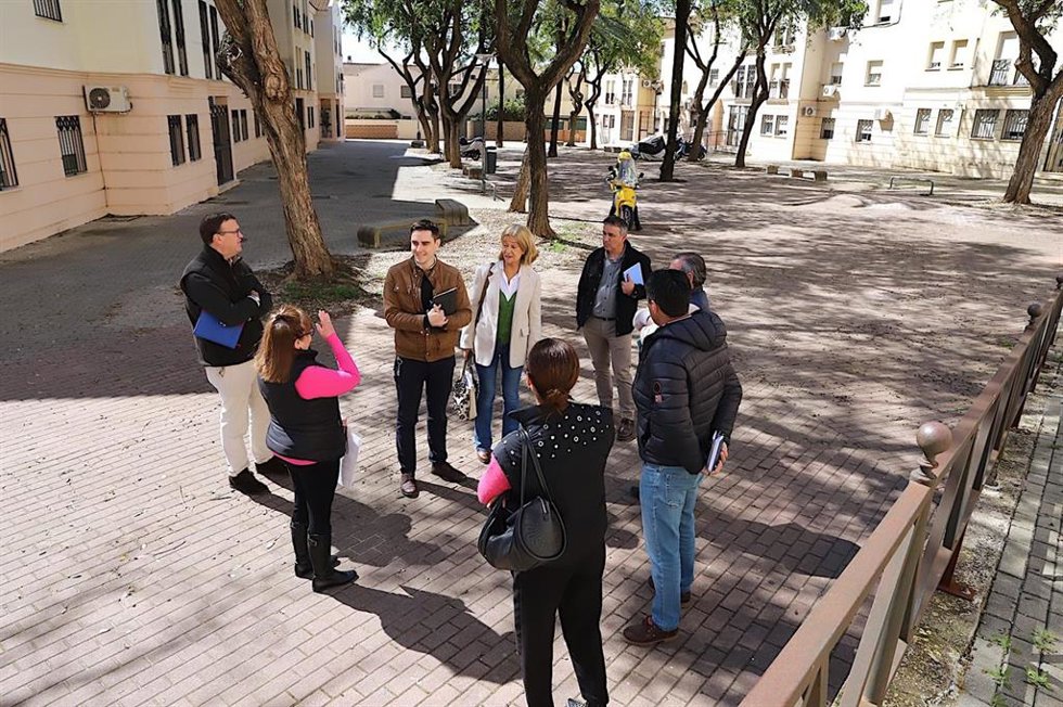 Jaime Espinar con vecinos de la barriada de La Milagrosa.