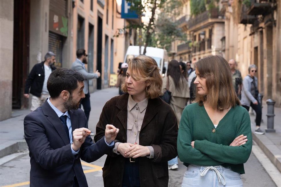 El Ministro de Derechos Sociales, Consumo y Agenda 2030, Pablo Bustinduy; la presidenta de los Comuns en el Parlament, Jéssica Albiach, y la líder de BComú, Janet Sanz.
