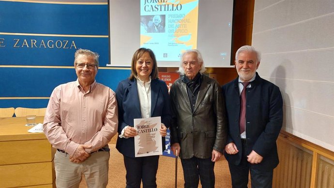 El alcalde de Fuendetodos, Enrique Salueña; la diputada delegada de Cultura de la DPZ, Charo Lázaro; el artista Jorge Castillo; y el comisario de la exposición, Javier Blas.
