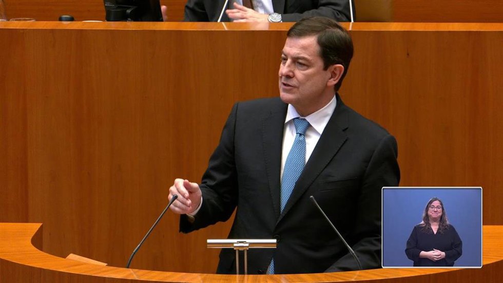 Mañueco durante su intervención en el Pleno de Política General, en las Cortes.
