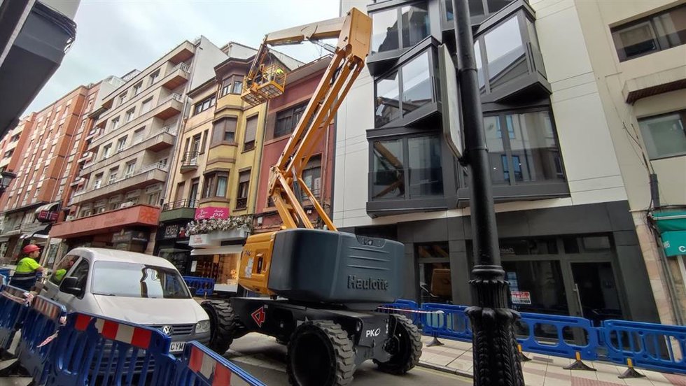 Trabajos de derribo parcial de un edificio en la calle Covadonga de Oviedo.
