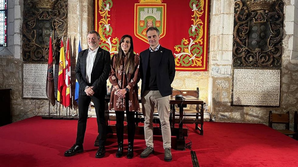 De izquiera a derecha,el concejal de Promoción Económica, Proyección Europea de Pamplona, Mikel Armendáriz; la presidenta de la Sociedad de Promoción ProBurgos, Andrea Ballesteros; y el concejal de Promoción de Logroño, Miguel Ángel Sáinz.
