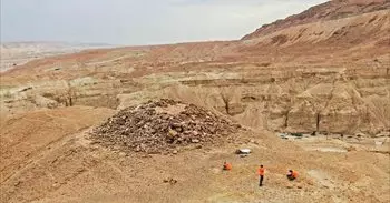Misteriosa pirámide en el desierto de Judea alberga papiros y armas