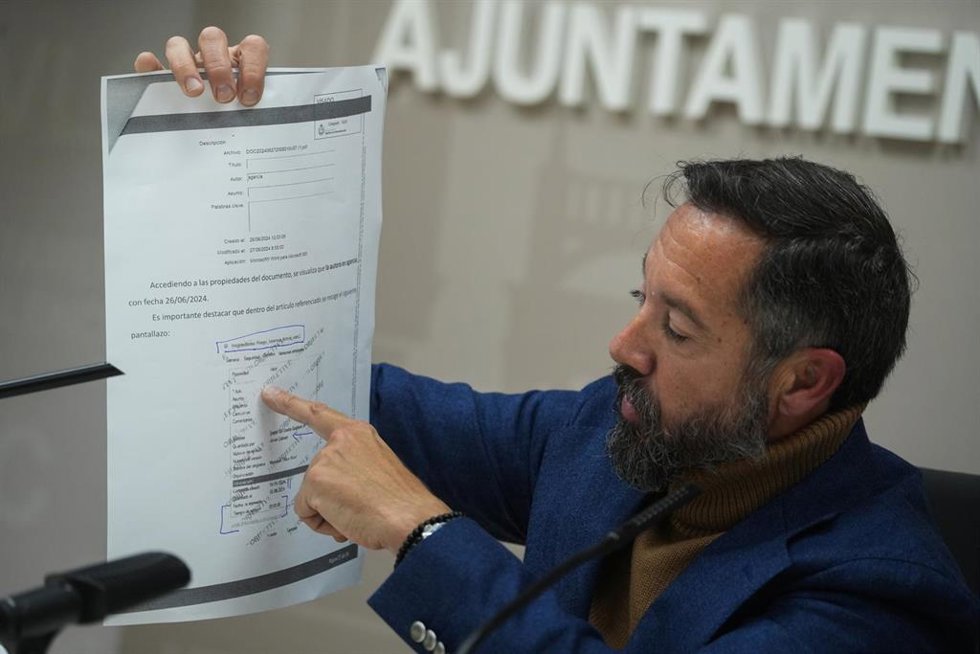 El hasta ahora portavoz de VOX en el Ayuntamiento de Valencia, Juanma Badenas, comparece tras su inhabilitación
