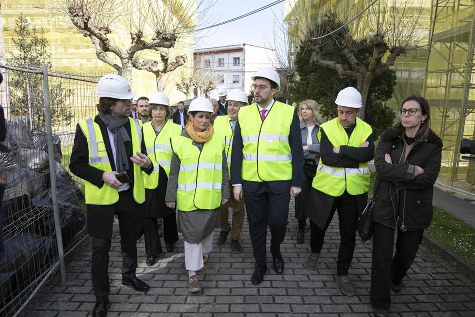 La ministra de Vivienda, Isabel Rodríguez (3i); el presidente del Principado, Adrián Barbón (3d), y la alcaldesa de Avilés, Mariví Monteserín (2i), visitan viviendas del barrio San José Artesano - Buenavista, a 27 de marzo de 2025, en Avilés, Asturias (
