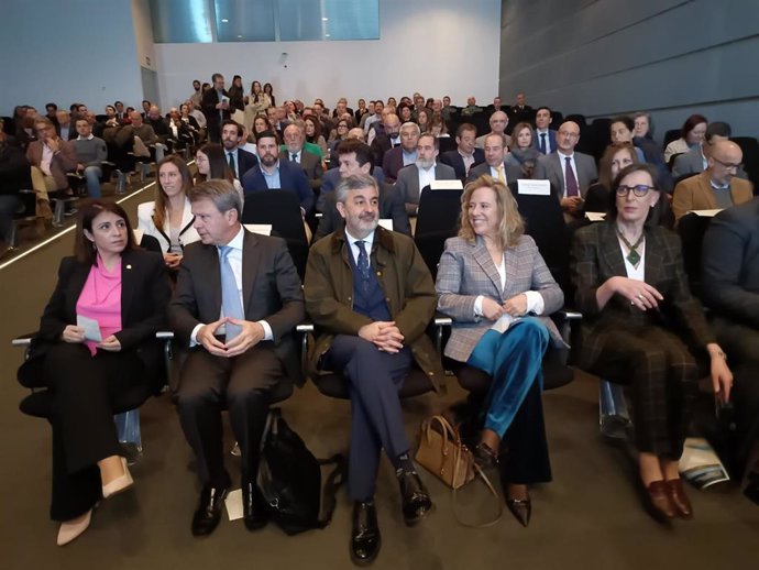 La presidenta de la Autoridad Portuaria de Gijón, Nieves Roqueñí (a la dcha), en la inauguración de la jornada Avance Logístico del Corredor Atlántico en Asturias, en el El Musel.