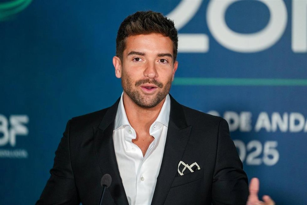El cantante Pablo Alborán a su llegada a la firma en el Libro de Honor. A 27 de febrero de 2025 en Sevilla, Andalucía (España).El presidente de la Junta de Andalucía, Juanma Moreno, recibe en el Palacio de San Telmo a los distinguidos con los títulos de