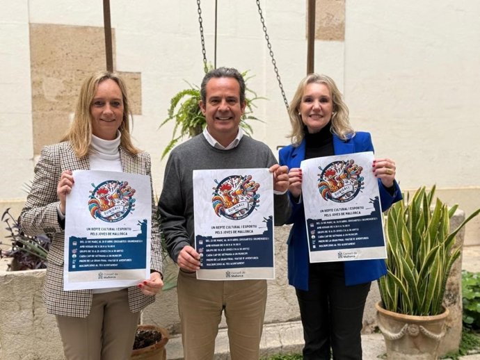 El conseller de Presidencia del Consell de Mallorca, Antoni Fuster, con un cartel del Guirigall Prix.