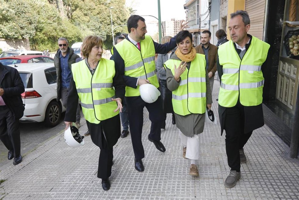 La  ministra de Vivienda, Isabel Rodríguez  (2d); el presidente del Principado, Adrián Barbón (2i), y la alcaldesa de Avilés, Mariví Monteserín (1i), visitan viviendas del barrio San José Artesano - Buenavista, a 27 de marzo de 2025, en Avilés, Asturias