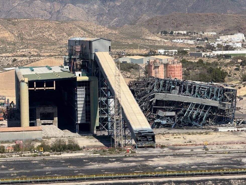 Demolición de la última caldera de la central térmica Litoral de Endesa en Carboneras (Almería).